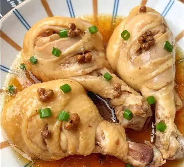 无油版巨嫩无比的椒盐蒸鸡腿 用料 · 鸡翅根/鸡翅（适量） · 花椒（1勺） · 盐（1勺） · 料酒（两大勺） · 生抽（两大勺） 步骤